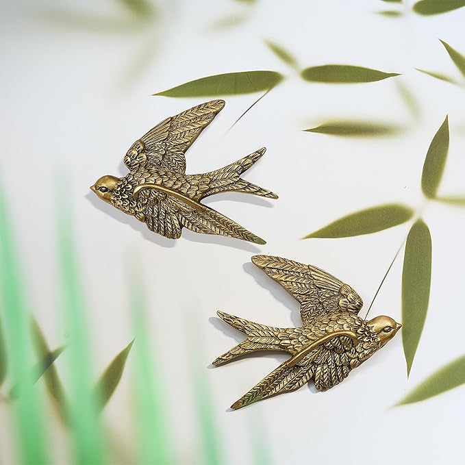 2 Pcs Vintage Bird Wall Sculpture Decor Art 4.7 Inch Antique 3D Sculpted Hanging Bird Resin Wall Art Golden Brass Rustic Floating Ornament for Living Room Garden Indoor Outdoor, Gift for Christmas